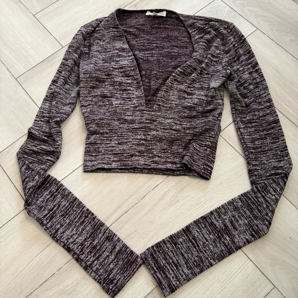 ๐ ARITZIA DEEP V CROP TOP - Picture 5 of 6